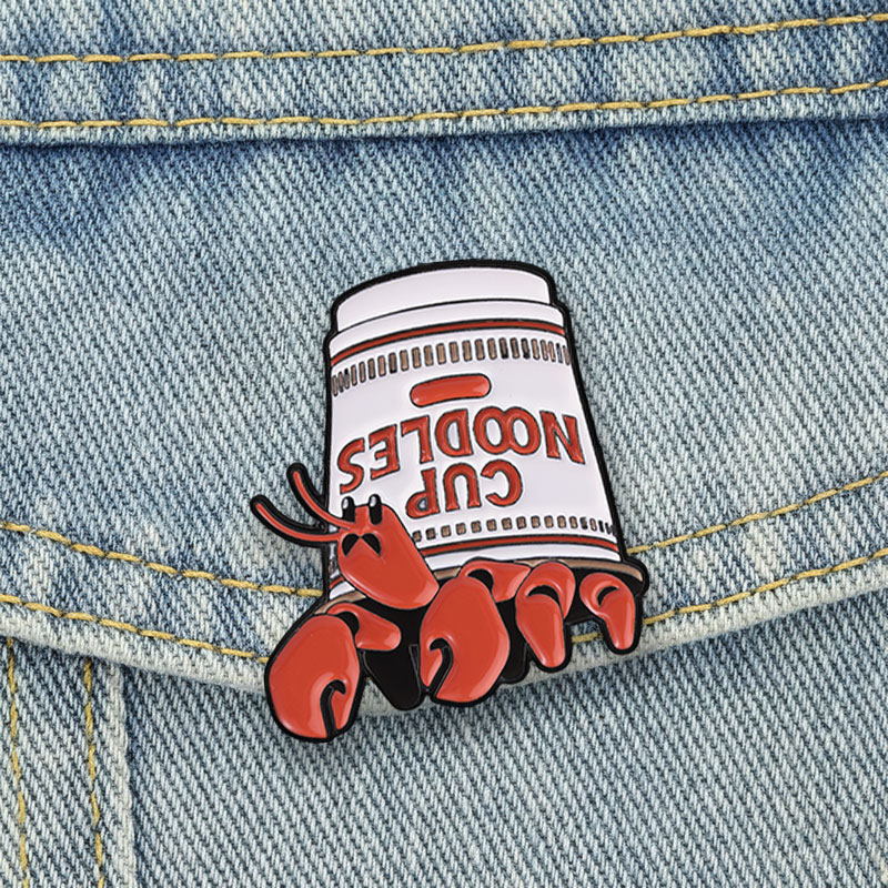 Zinc Food Snacks - Hummer-Cup-Noodles-Emaille-Pins, Lebensmittel-Meme-Brosche, niedliches Meeresfrüchte-Instant-Nudel-Abzeichen, Retro-Cartoon-Snack-Schmuckgeschenk für